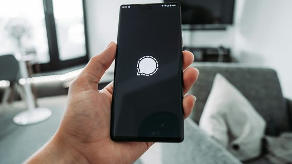 «Вони влізли в десятки профільних груп і навіть у ті, де є перевірка за документами». Військові заявляють, що росіяно масово просочуються у спільноти військових у Signal