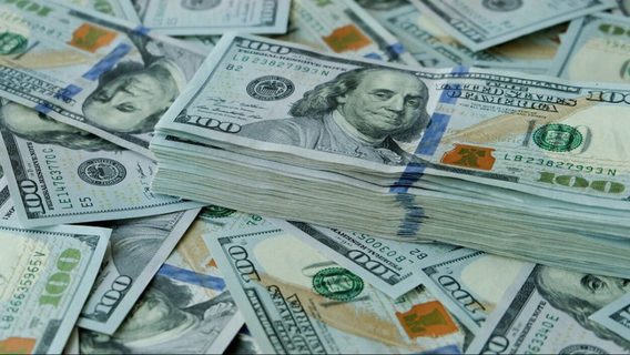 НБУ вперше в історії підняв офіційний курс долара вище 37 гривень