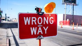Айтишники жалуются на подозрительные вакансии, по которым требуют деньги за обучение и компенсацию налогов. Мы разбирались, что о них известно