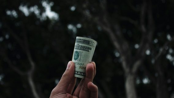 "In an era when there are no jobs, everyone works for a living in the office." Aitutaki people discuss senior salaries "on the galleys" in Threads