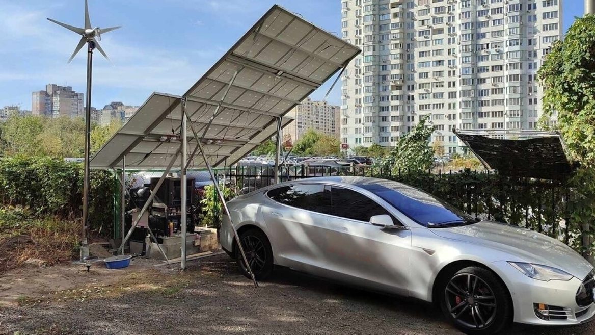 В Києві власник Tesla облаштував зарядку станцію для авто з альтернативних джерел енергії у дворі багатоповерхівки