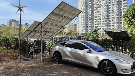 В Киеве владелец Tesla обустроил зарядку станцию ​​для авто из альтернативных источников энергии во дворе многоэтажки