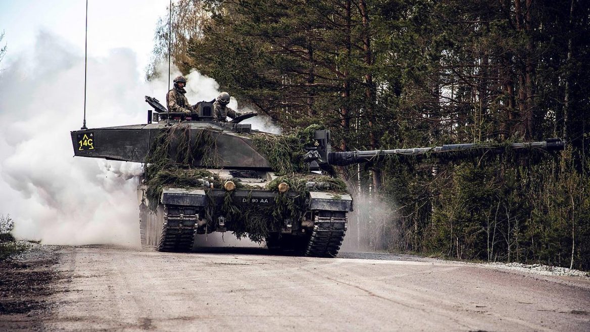 Великобритания передаст Украине около 30 САУ AS90. Что это за оружие и что оно умеет