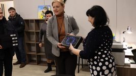 Глава Минветеранов передала в Павлограде планшеты помощникам ветеранов, которых по документам нет в штате. Как это объяснили в городском совете