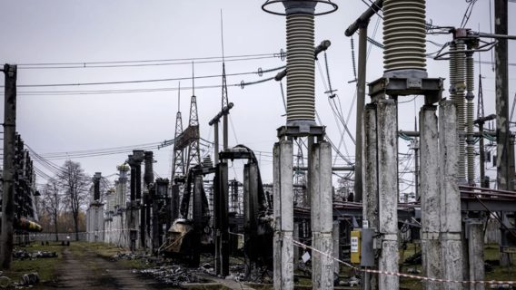Российские хакеры Sandworm уже несколько раз взламывали украинские электросети. В 2022-м кибератаку объединили с ракетными ударами