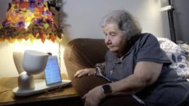 «Схоже, що хтось справді є поруч». 77-річна американка спілкується з ШІ-роботом ElliQ більше десятка разів на день, аби побороти самотність
