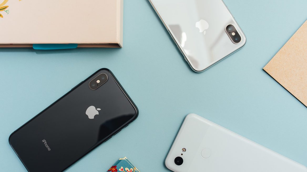 Apple вперше за багато років не випустить стандартний iPhone. Що відбувається і чи буде iPhone-розкладушка