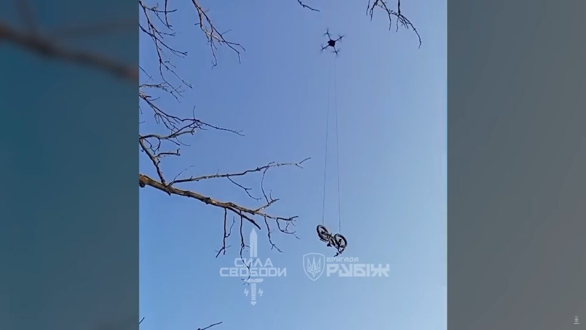 Українського пораненого бійця врятували за допомогою скинутого з дрона електровелосипеда