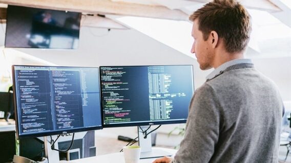 «Тут немає 100500 аплаїв. Це результат свідомого пошуку».
Senior Frontend Engineer підбив підсумки, як два місяці шукав роботу та отримав офер, подолавши конкуренцію у майже 200 кандидатів