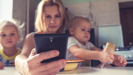 Учені не радять заспокоювати примхливих дітей планшетами та телефонами. І ось чому