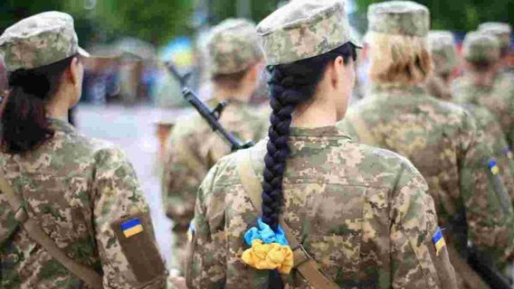 Зеленський підписав закон про добровільний військовий облік жінок. Що це означає і хто може стати на облік, а хто - зобов'язаний