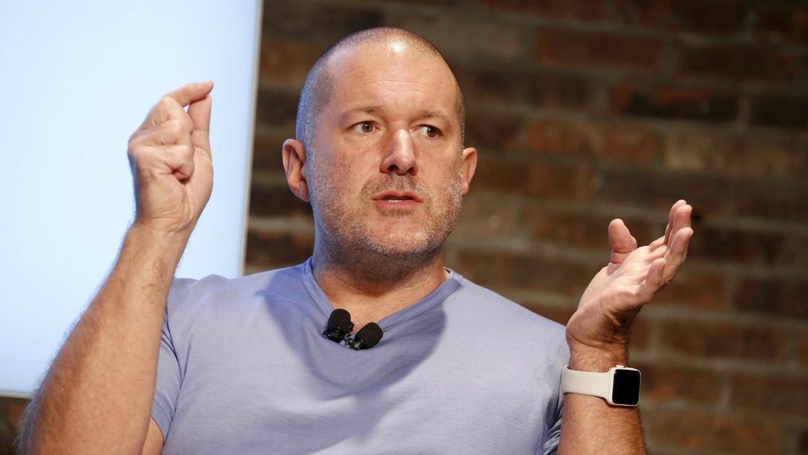 OpenAI розглядає придбання стартапу відомого ексдизайнера Apple  