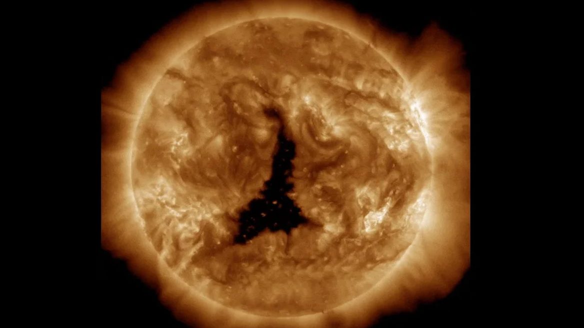 Сонце повернуло до Землі «око Саурона» — корональну діру яка в 60 разів перевищує розмір планети. На що це може впливати