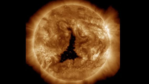 Солнце повернуло к Земле «глаз Саурона» — корональную дыру, в 60 раз превышающую размер планеты. На что это может повлиять