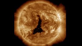 Сонце повернуло до Землі «око Саурона» — корональну діру, яка в 60 разів перевищує розмір планети. На що це може впливати