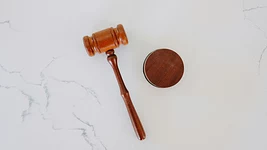 Столичний суд оштрафував програміста на 170 000 грн та заборонив йому займатися підприємництвом і працювати на державу на 11 років. Що накоїв айтівець