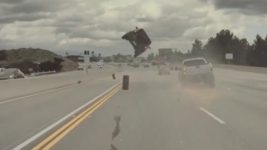 Автопилот Tesla спас водителя от аварии Он вовремя среагировал на оторвавшееся от автомобиля впереди колесо (видео)