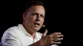 Tech-миллиардер Питер Тиль (Palantir) помогает украинцам воевать с помощью AI. Теперь он хочет помочь восстановить школы