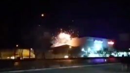 Іран був атакований дронами. В провінції Ісфахан уражений центр з виробництва амуніції. Це міг бути центр виробництва БПЛА Іран був атакований дронами. В провінції Ісфахан уражений центр з виробництва амуніції. Це міг бути центр виробництва БПЛА