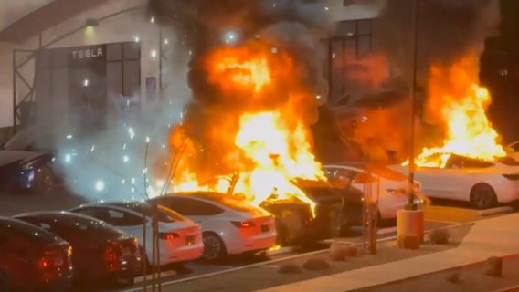 Один з перших інвесторів Tesla заявив, що Маск повинен покинути пост CEO, бо захопився політикою. З грудня компанія втратила $800 млрд вартості