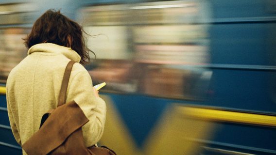 Кажуть, до київського метрополітену можна ввійти при нульовому балансі на банківській картці, потім її блокують. Чому так відбувається та що потім робити
