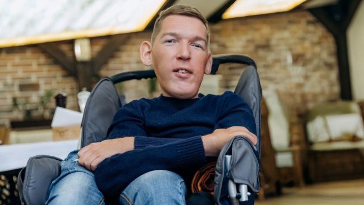 «Він не виїхав після того як розгорівся скандал — це була запланована поїздка». Хворий на СМА львівський активіст Назарій Гусаков планує повернутися в Україну