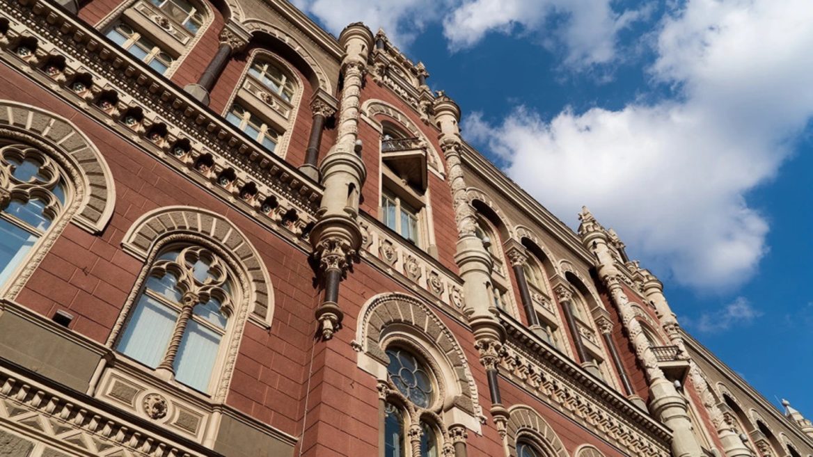"Businesses that support the Defense Forces will be able to transfer funds above the import limit." NBU eases currency restrictions for businesses: what will change