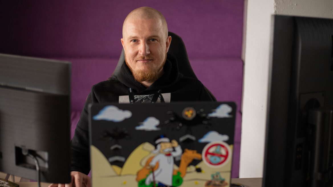 «Коли в&nbsp;ІТ усі мріють про „віддаленку“ й „вільний графік“ я&nbsp;зрозумів: мені потрібен інший тип свободи». Історія ветерана який свідомо обрав офісний формат роботи з&nbsp;9 до&nbsp;18 і анітрохи про це&nbsp;не&nbsp;жалкує