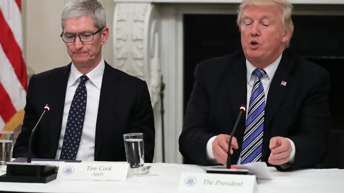 Трамп у дописі про відставку Тіма Кука заявив, що голова Apple телефонував йому, щоб «поцілувати в зад»