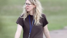 Соучредительница псевдостартапа Theranos, которая обманула инвесторов на миллиарды, уже в тюрьме. Появились первые фото Элизабет Холмс, которая проведет в тюрьме 11 лет
