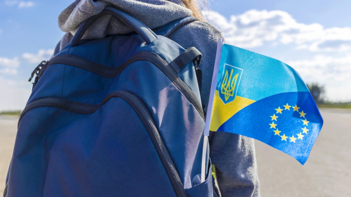 «е-Консул» кур’єрська доставка паспортів та видача посвідчень водія: МЗС анонсувало низку нововведень 2025 року які спростять консульські послуги за кордоном