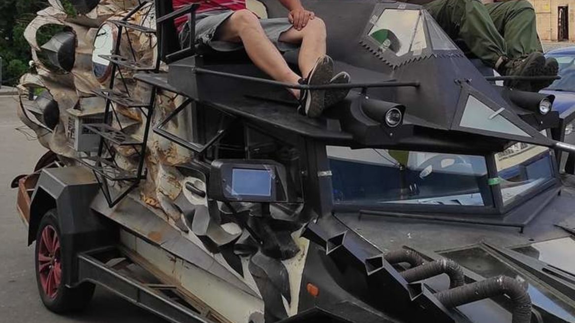 От создателя "Чужого". Украинец собрал очень страшный автомобиль для устрашения окупантов