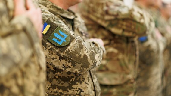 «За 50 це точно більше тягар, ніж воїн». Комітет із нацбезпеки пропонує зниження верхньої ланки призовного віку з 60 до 50 років