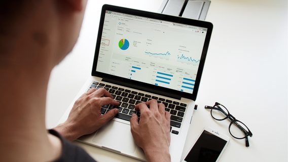 Що відбувається на ринку праці нетехнічних айтішників: 4 графіки, які пояснюють зарплатні тренди
