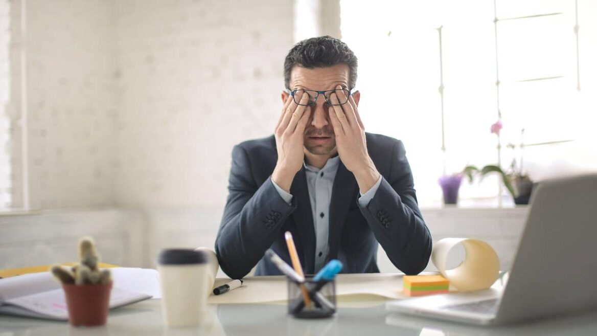 «Відчуваю безсилля, бо зараз мертвий сезон». Український айтівець розповів, що його звільнили за три хвилини напередодні Різдва