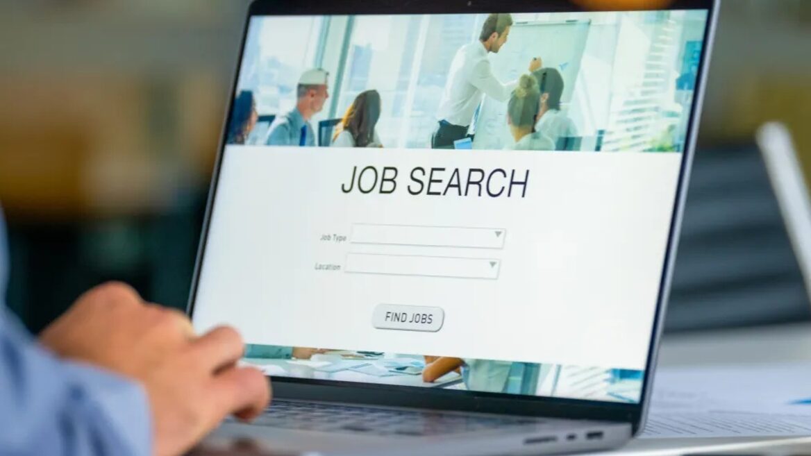 За даними LinkedIn, рівень найму впав на 20% із 2022 року. У компанії стверджують, що ШІ тут ні до чого — причина, можливо, в іншому