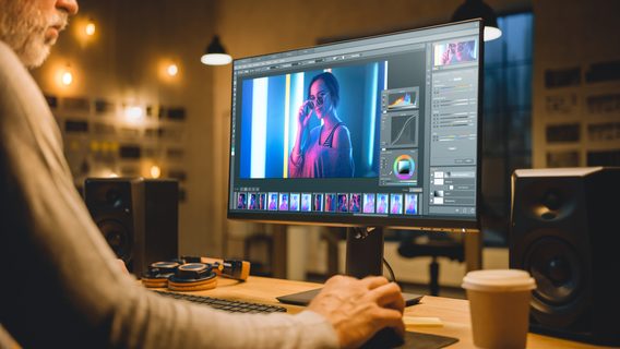 На Львівщині школярі в Photoshop клепали оголені фотожаби на вчительку та виставляли їх на загал. За це суд покарав їхніх матерів