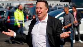 ЗМІ знайшли документи, які доводять, що Маск в 90-х був нелегалом в США. За це його можуть позбавити громадянства країни