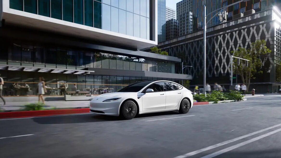 Розчарування інвесторів і відсутність стандартних функцій: Tesla нарешті представила свої довгоочікувані бюджетні моделі Model Y та Model 3