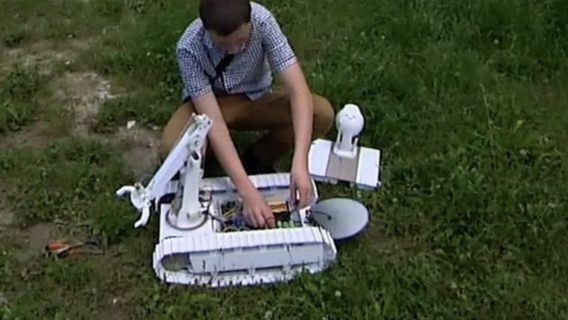 Школяр з Сумщини створив робота-розмінувальника, що трансформується у дрон-камікадзе. Як працює розробка