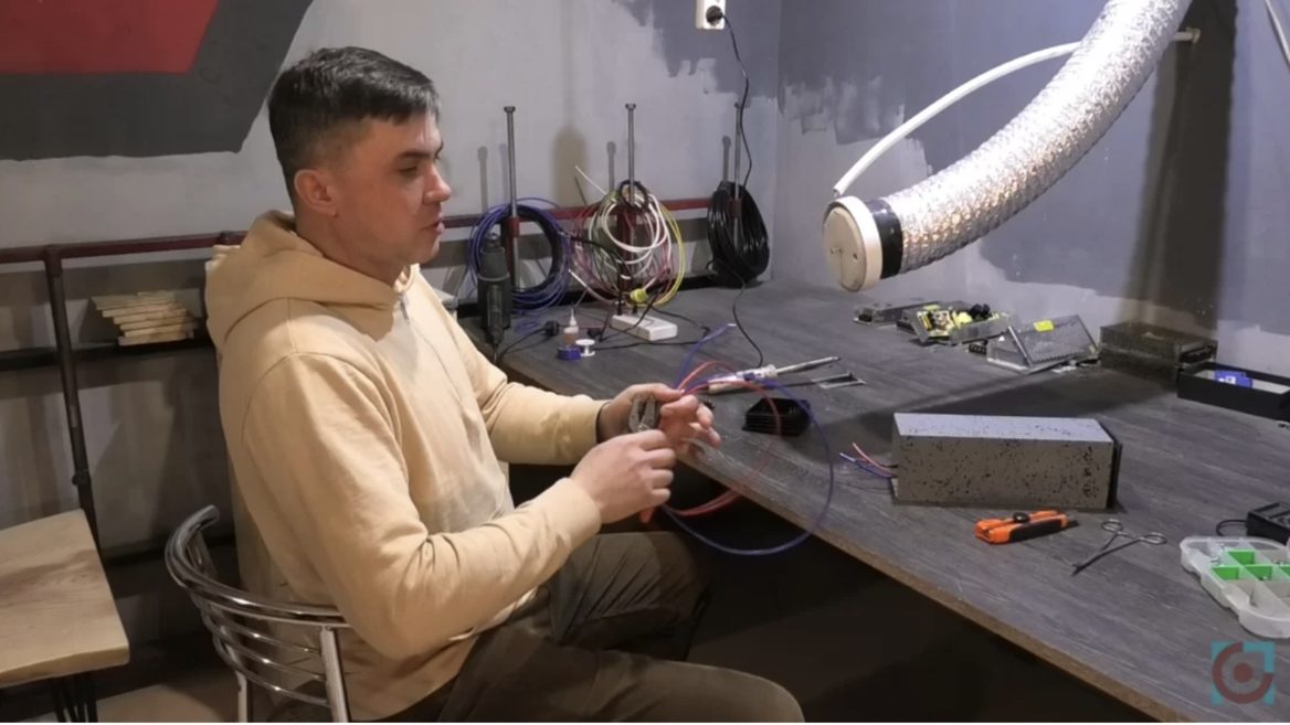 Радіотехнік із Луцька виготовляє потужні пауербанки для військових: що в них особливого 