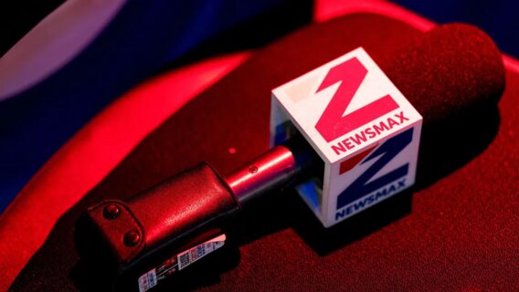 Консервативне американське медіа Newsmax, що підтримує Трампа, відкриє редакцію в Україні. Вона створюватиме контент українською, російською та англійською