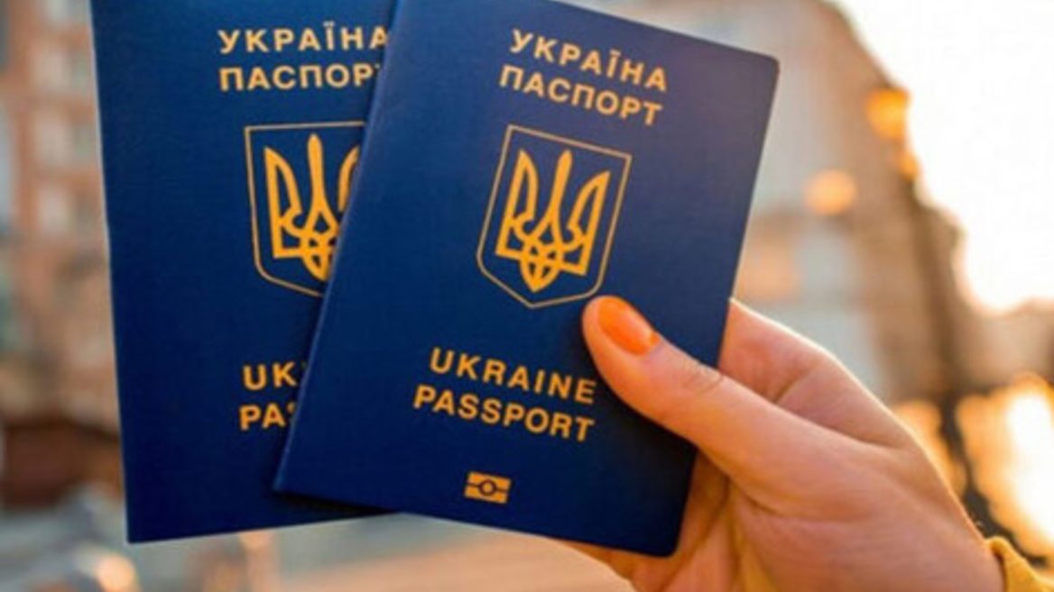 Украинский паспорт занял 30 место в мировом рейтинге по количеству стран, куда можно ездить без виз.