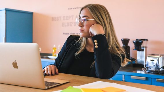 «Хто ж то такий — Захар, Роман, Євген?». HR Generalist відгукнулася на вакансію, і їй відповів рекрутер із трьома різними іменами. У процесі пошуку роботи з нею сталося ще кілька цікавих історій
