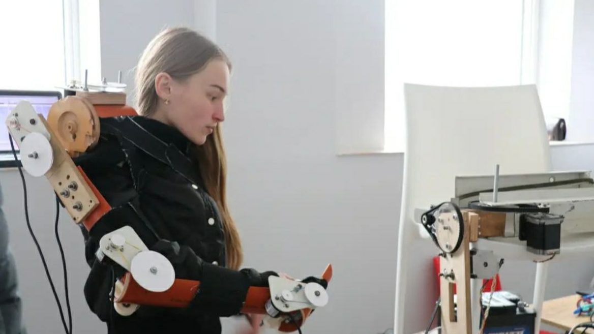 Школьница-гитаристка из Луцка собрала прототип работа Аватар, который может помочь в разминировании. Как происходила разработка