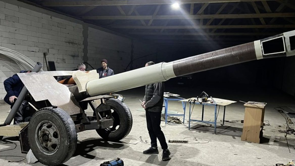 «В Украине такого еще никто не производил». В Закарпатье волонтеры создали макет боевой пушки себестоимостью в 20 000 грн.