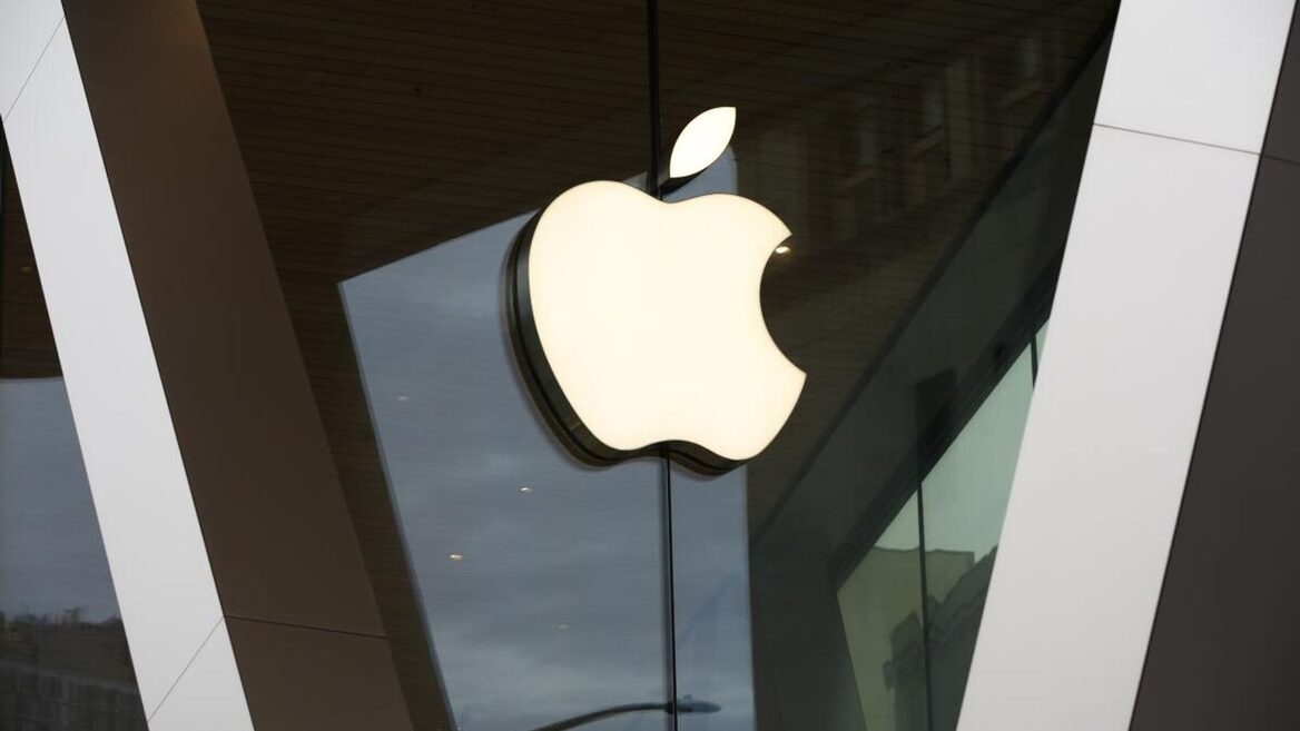 Apple провела непублічні переговори про постачання чипів для їхніх гаджетів з Intel та Samsung, поки Китай ще не напав на Тайвань. У чому складність ситуації
