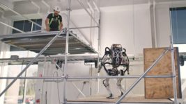 В Boston Dynamics навчили двоногого робота допомагати будівельнику і робити сальто назад