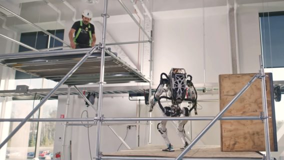 В Boston Dynamics научили двуногого работа помогать строителю и делать сальто назад