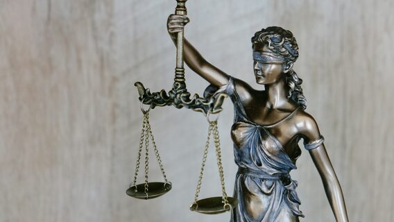 Програміст підписав визнання вини, щоб розблокувати бронювання — і потім оскаржив штраф у суді. Київський айтівець виграв справу проти ТЦК